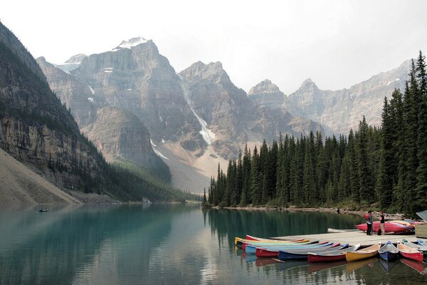 Canoë sur le lac de montagne