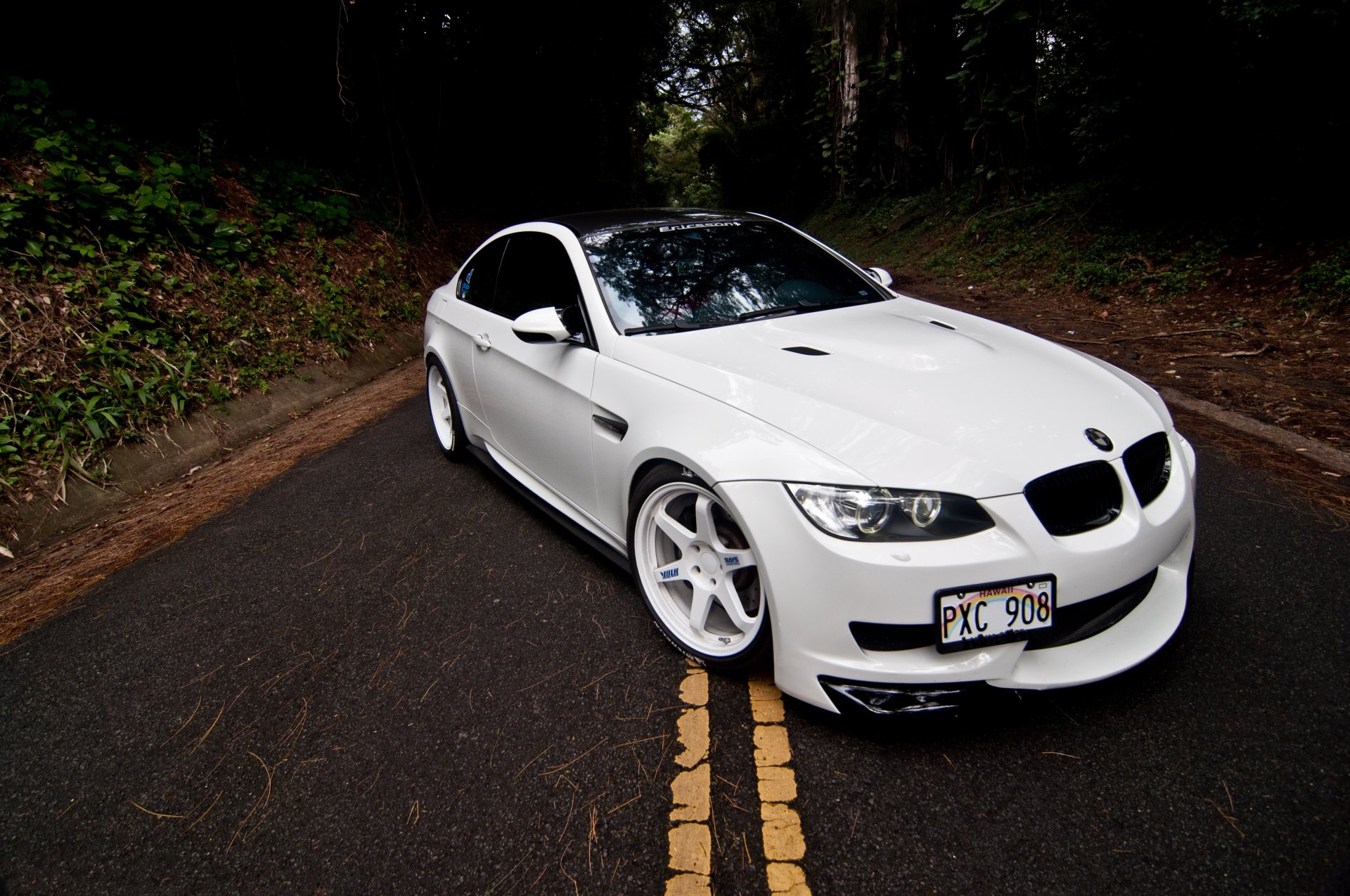 bmw m3 e92 bianco bmw coupé anteriore cofano strada segnaletica orizzontale