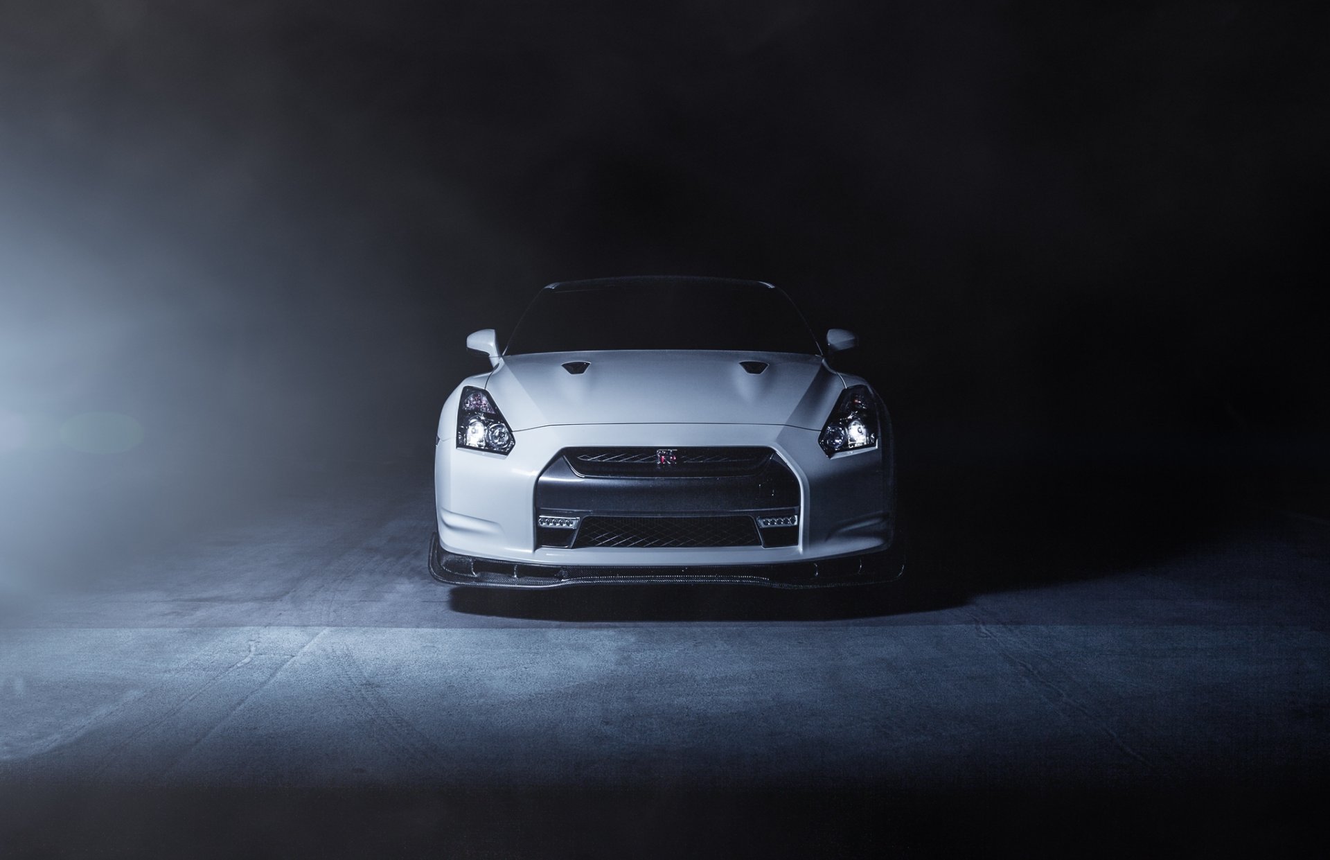 nissan gt-r r35 bianco nissan gt-r anteriore fumo