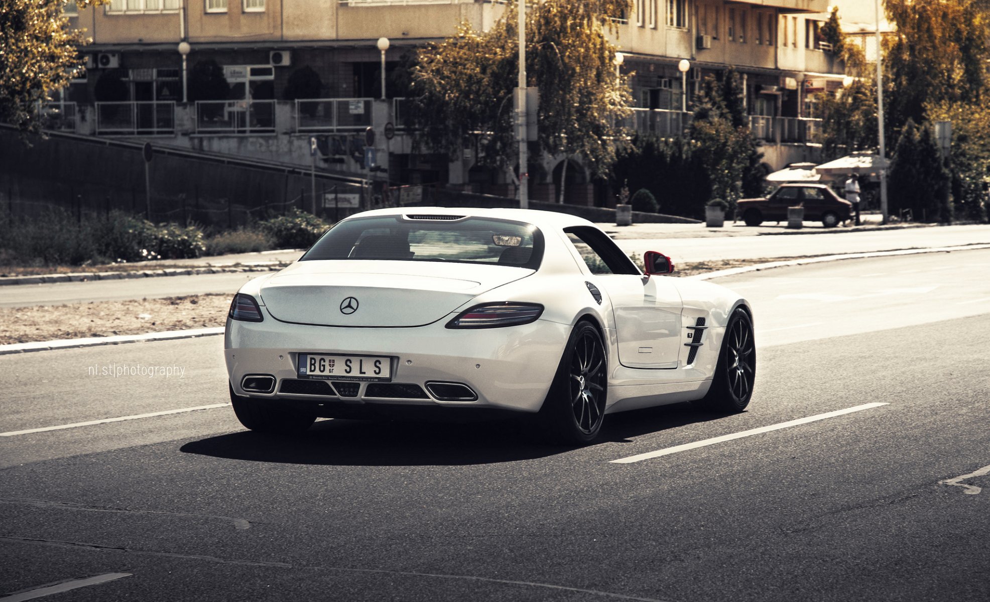 mercedes sls amg белый ni.st фотографии мерс мерседес мерин слс дорога зеркала красные зад машина город дома деревья