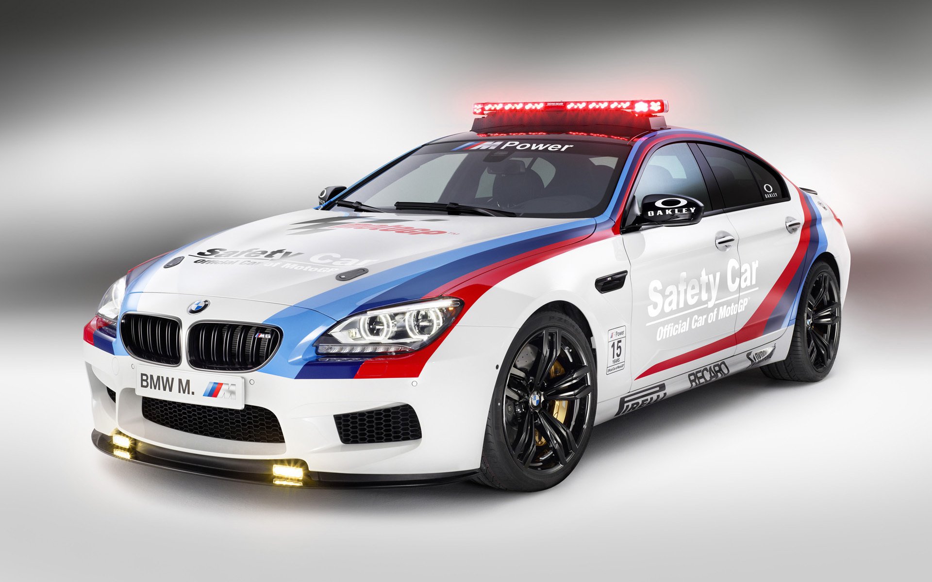 bmw m6 gran coupé berlina sicurezza auto moto gp messa a punto bianco ruote luce bagliore