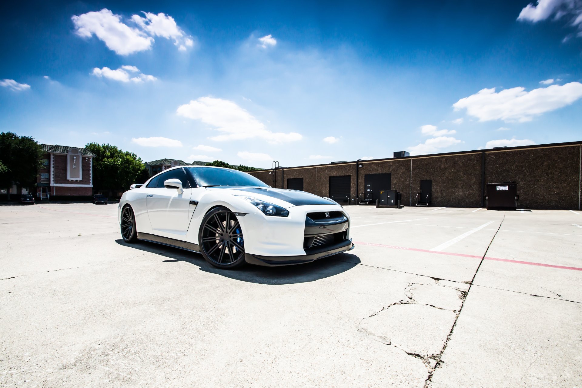 nissan gt-r r35 bianco nissan gt-r ombra parcheggio crepa