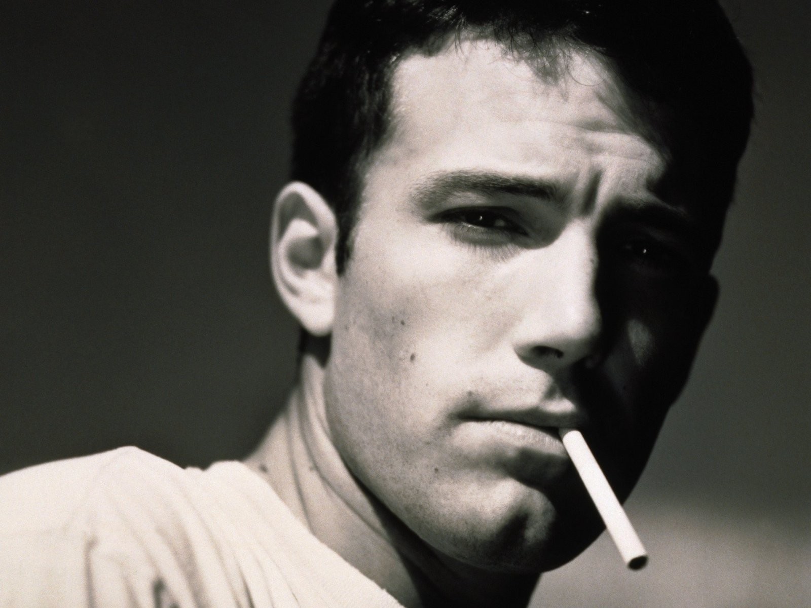 ben affleck actor cigarette muzhchena face view black and white