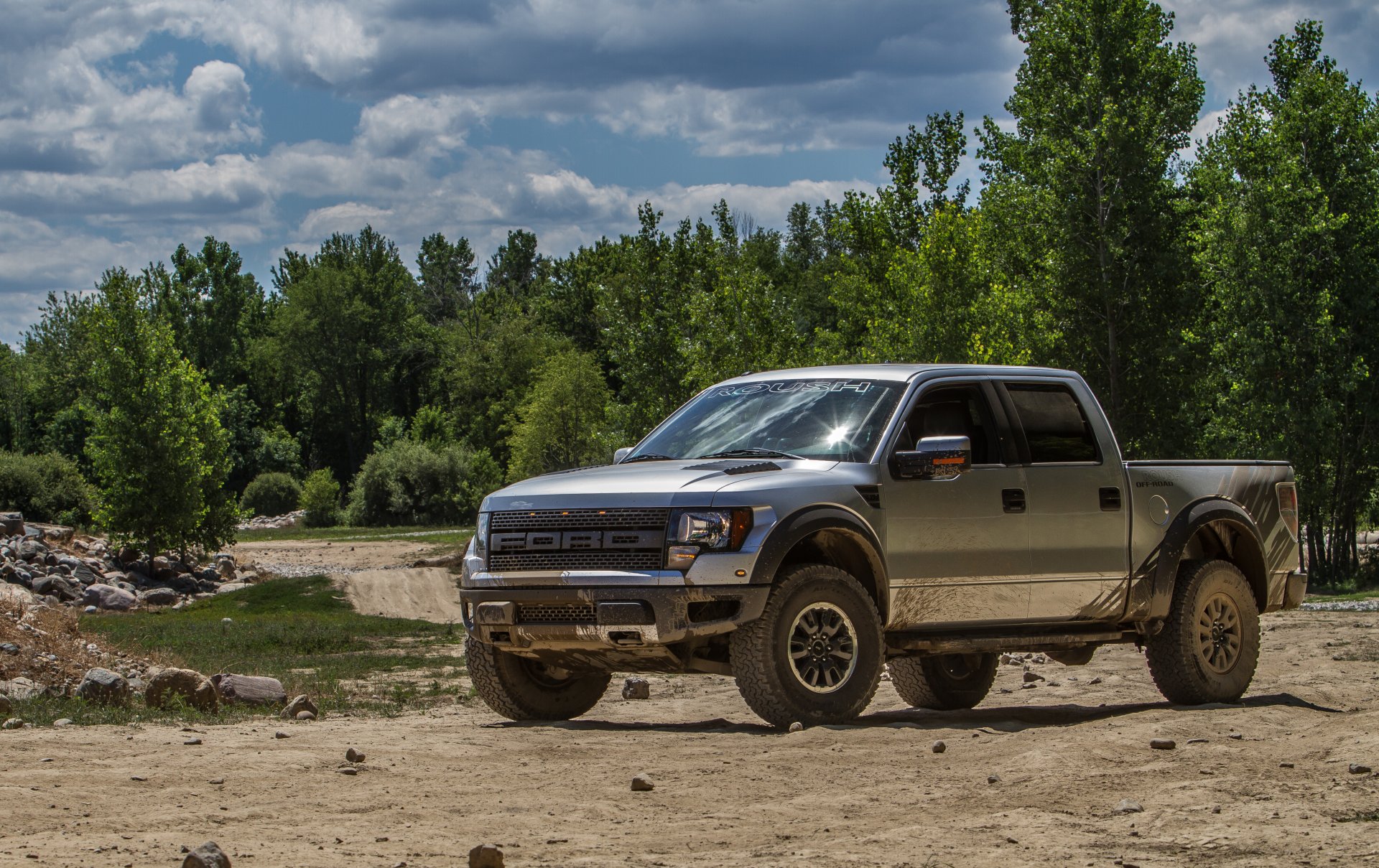 droga kamienie ford f350 ford f-350 amerykański pełnowymiarowy ciężki pickup seria super duty wysoka maska oświetlenie z podwójnymi reflektorami tuning las drzewa