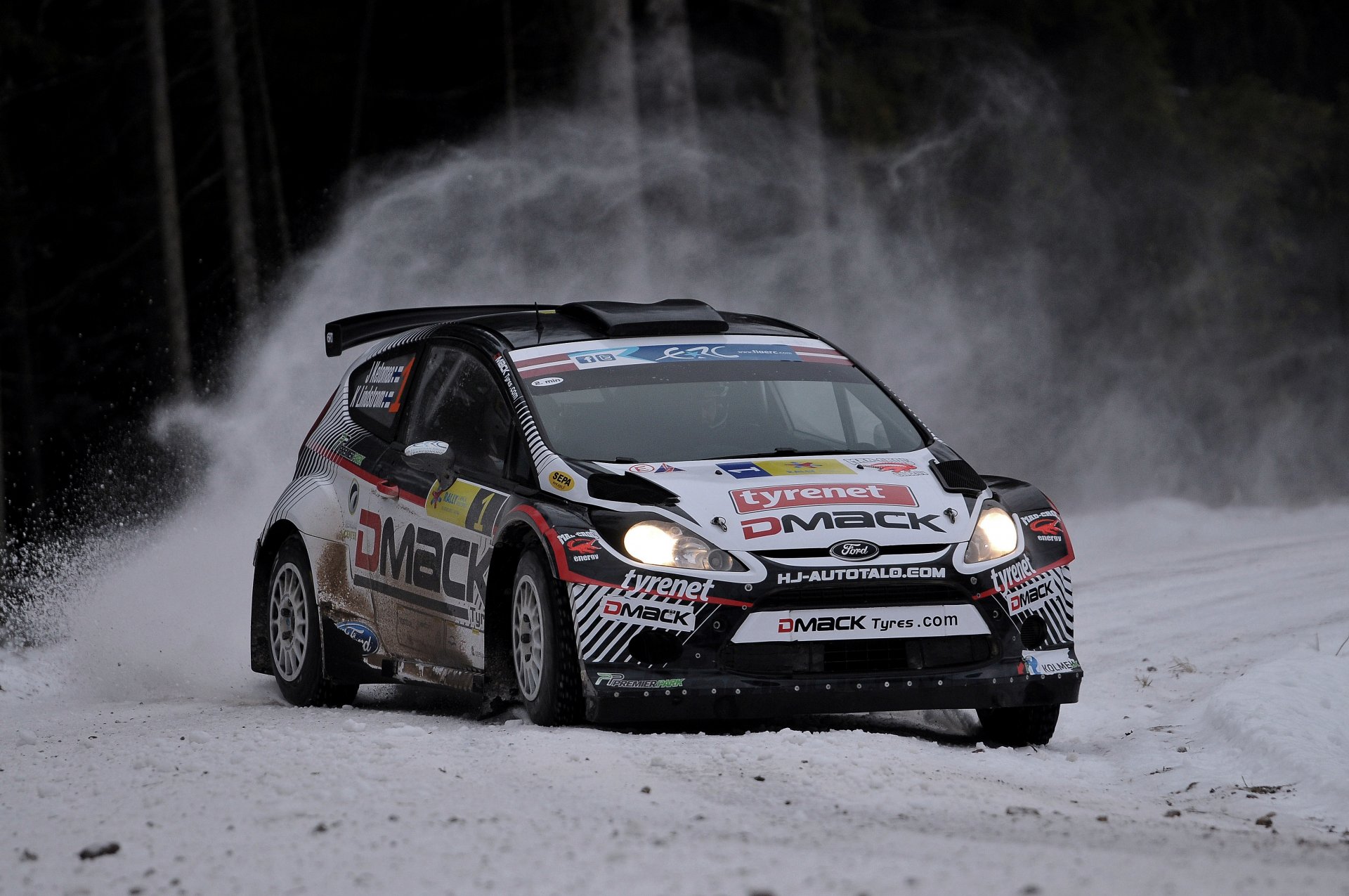 ford fiesta voiture rallye wrc dérapage tourner neige hiver