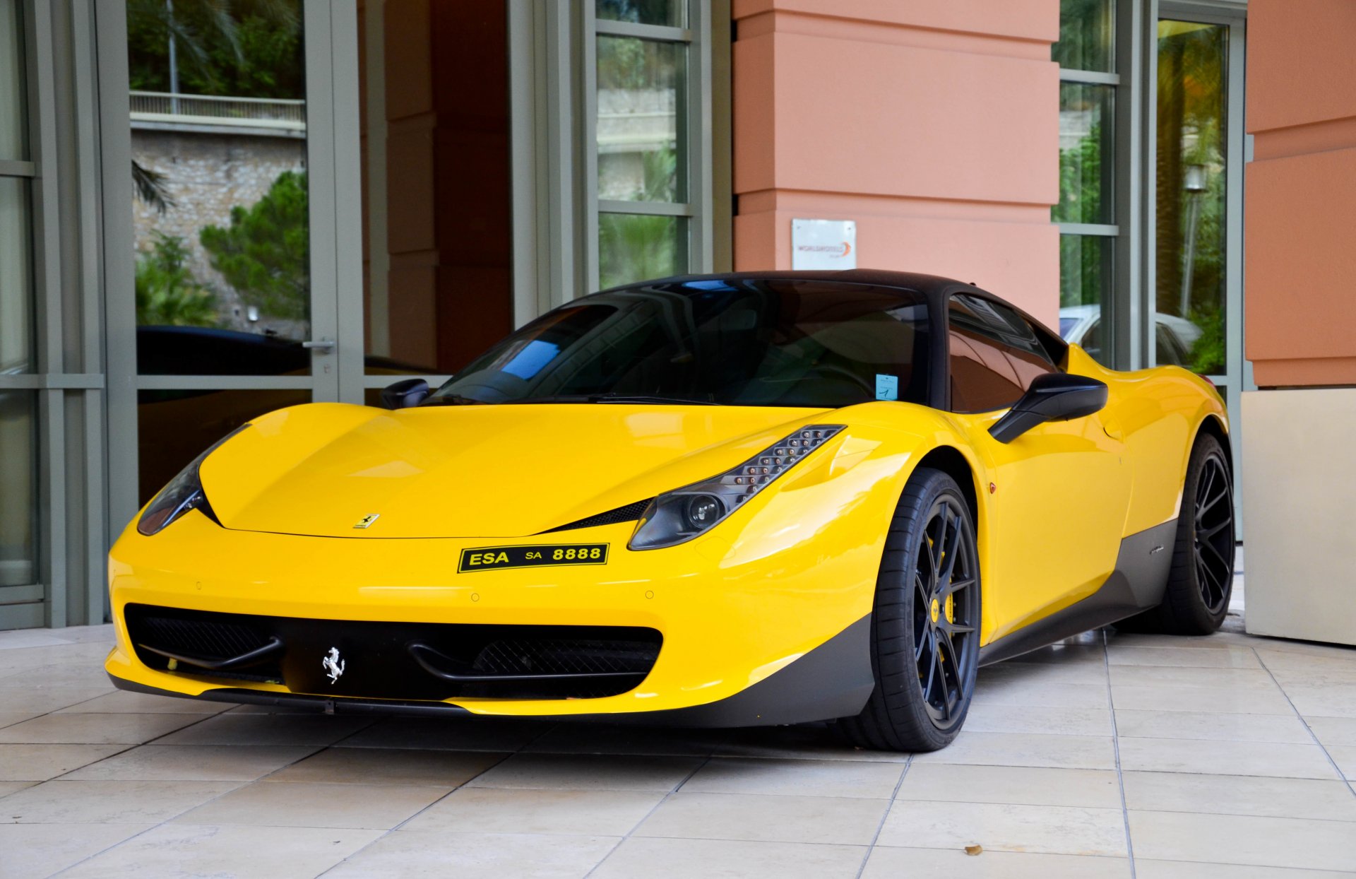 ferrari 458 italia giallo ferrari italia vista frontale messa a punto tetto nero specchi facciata porta finestre