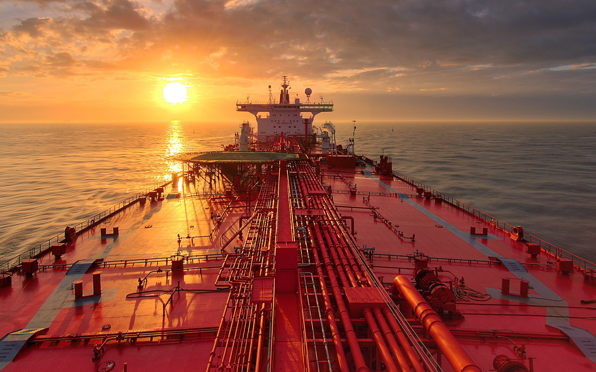 schiff tanker größe rot ferne horizont himmel wolken dämmerung sonnenuntergang