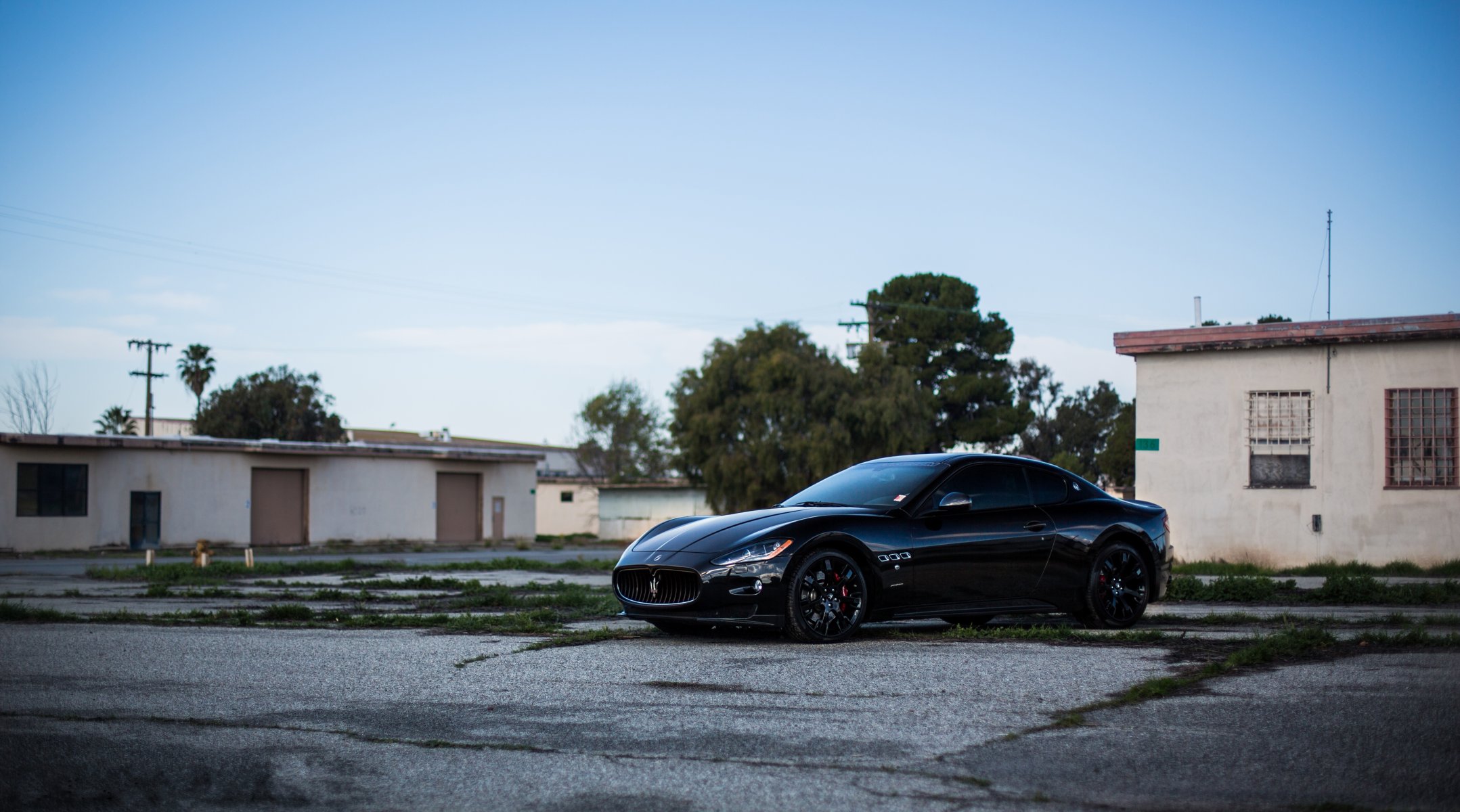 maserati granturismo mc stradale black maserati granturismo stradale side view black wheels houses tree