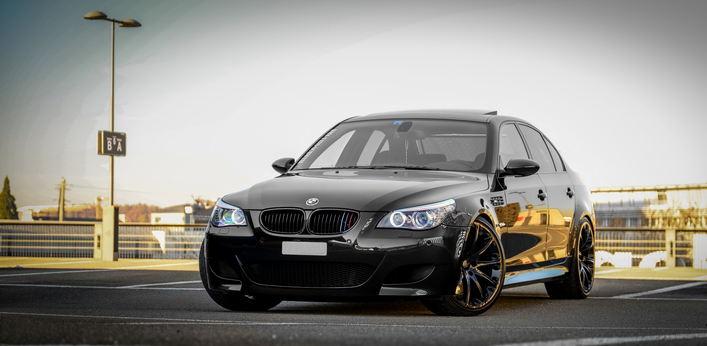 bmw m5 e60 nero bmw berlina parcheggio cielo