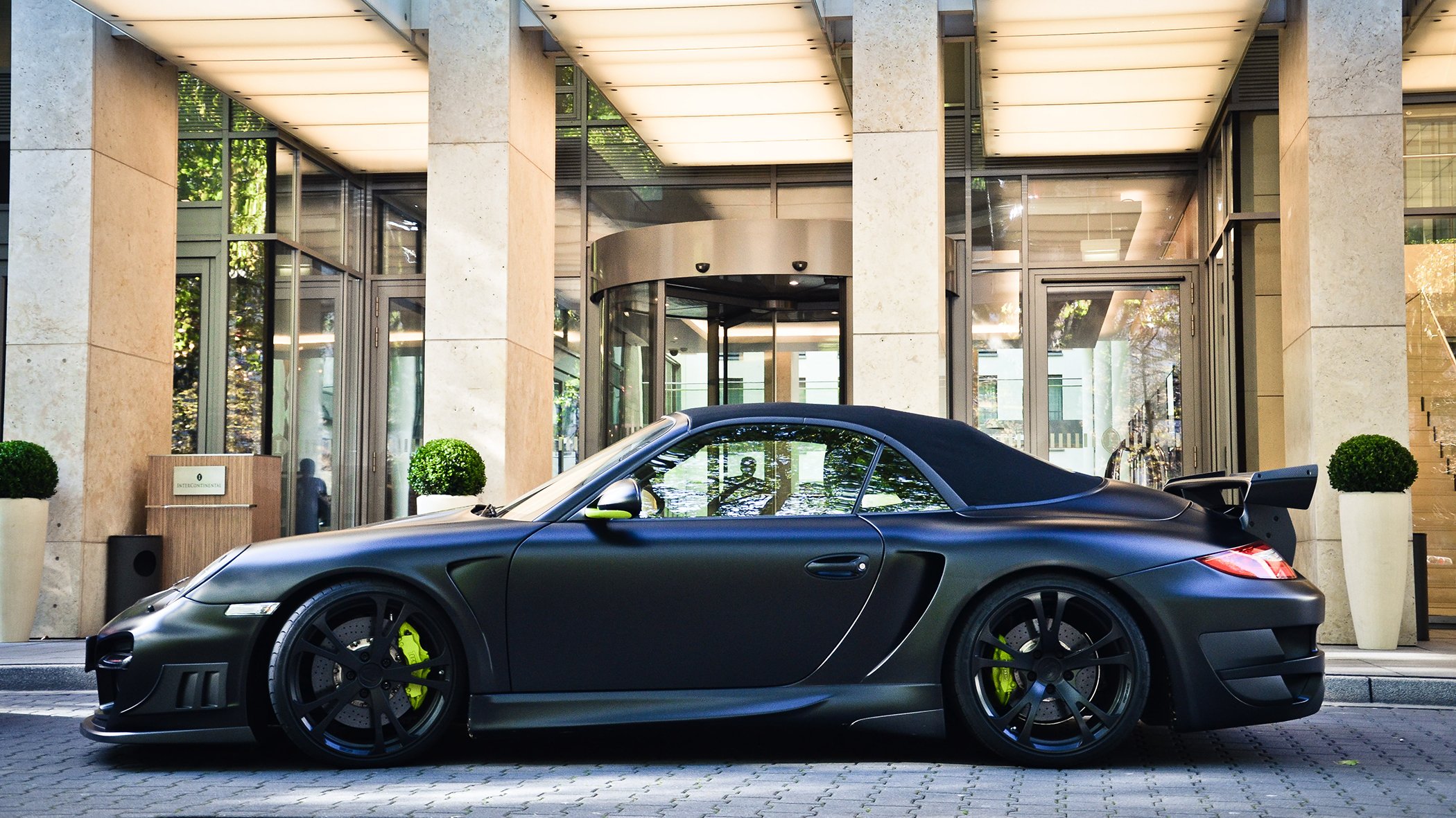 porsche 911 gt techart cabriolet noir mat bâtiment