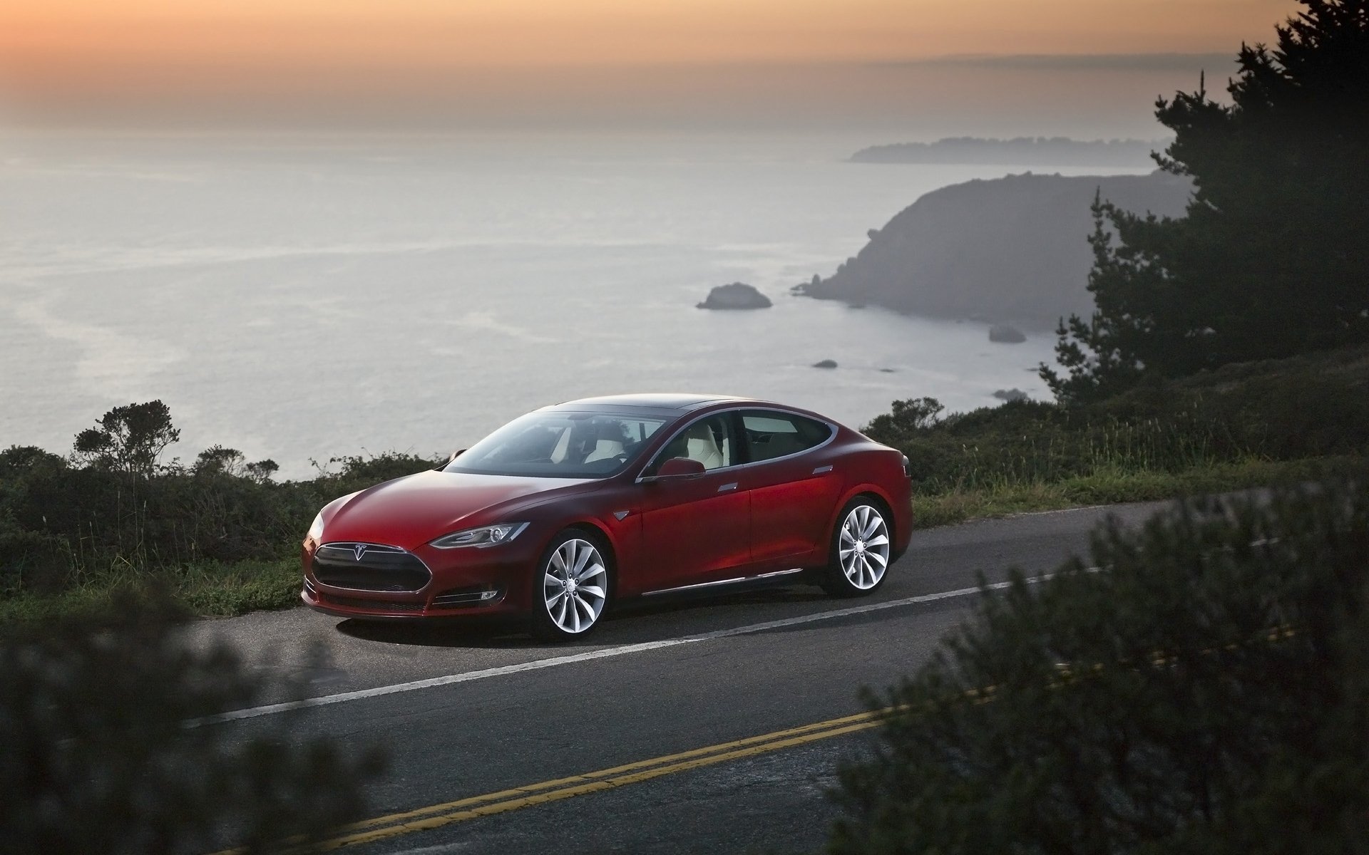 tesla modelo s modelo c coche eléctrico rojo sedán frente carretera costa cielo