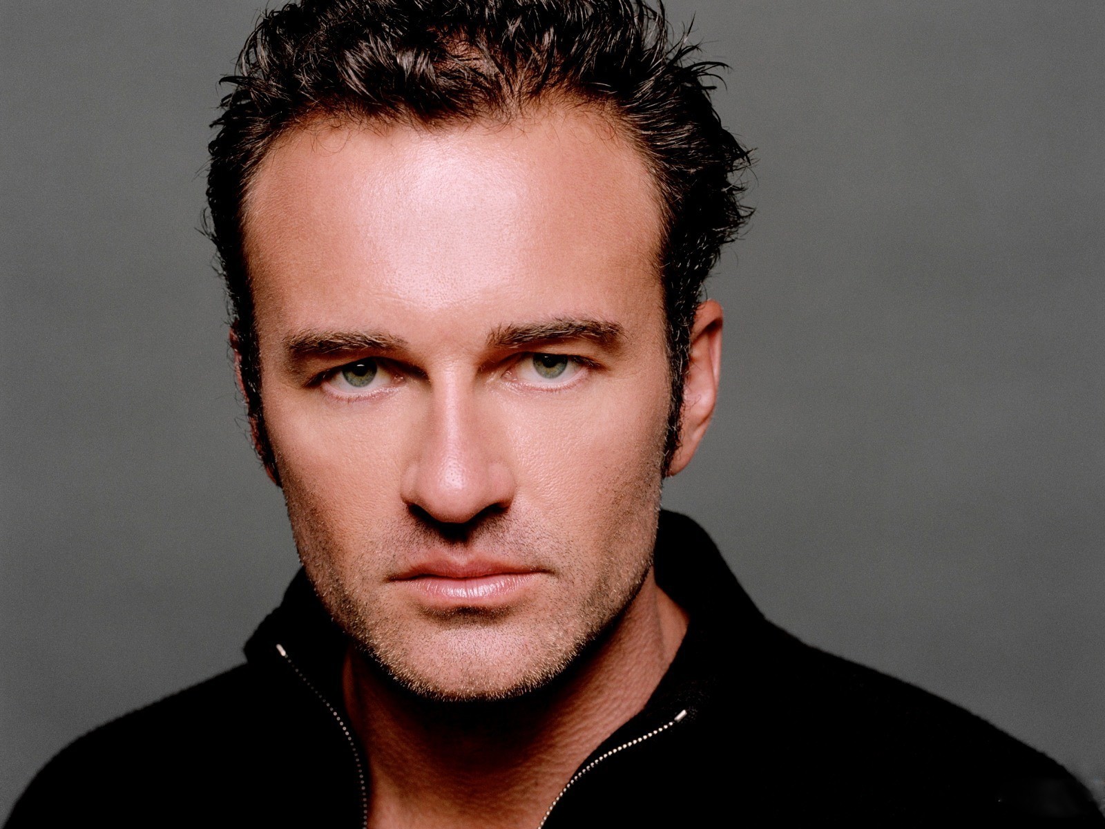 julian mcmahon schauspieler blick haare augen