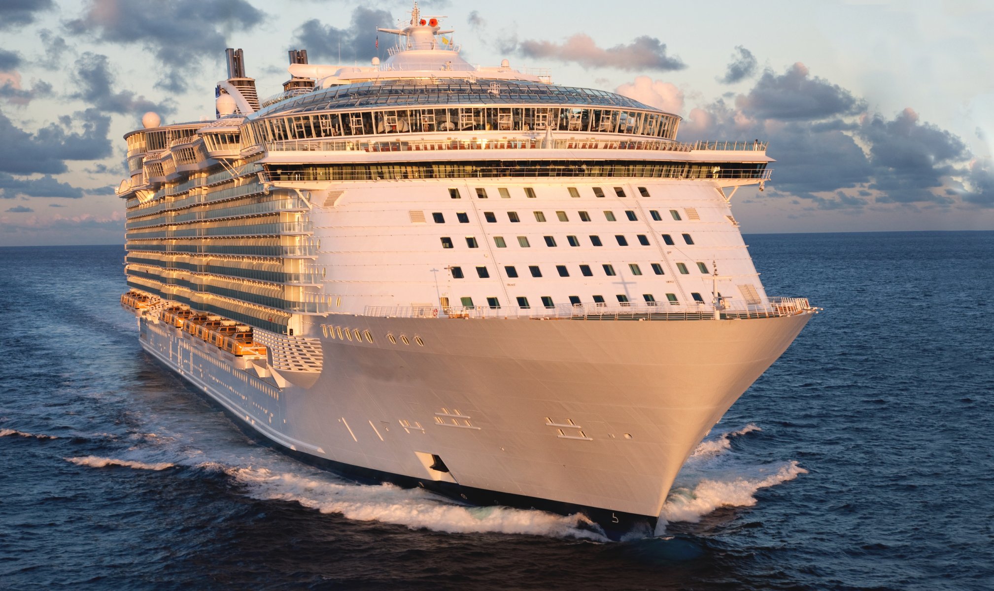 nave transatlantico passeggero mare serbatoio bianco cielo sera in movimento