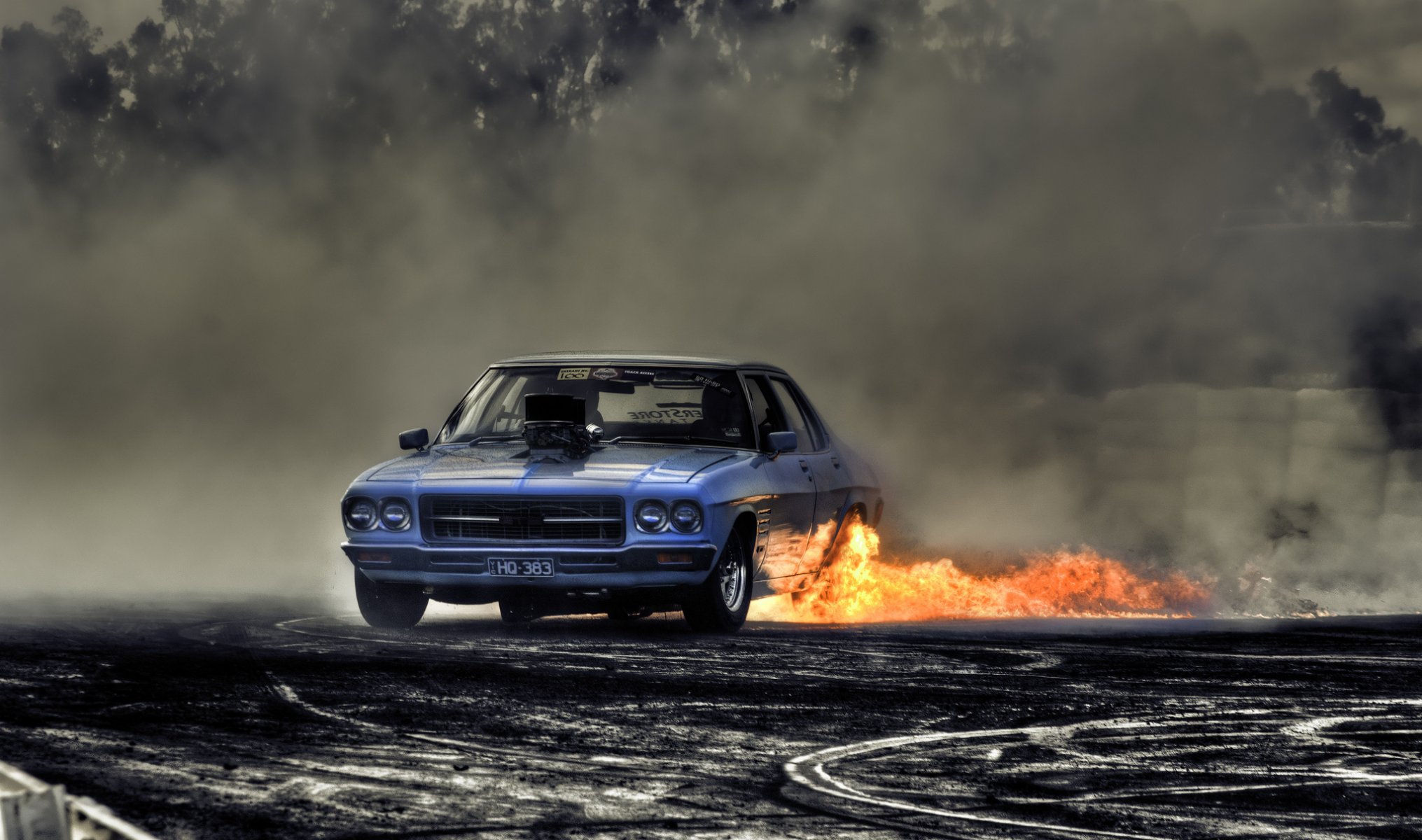 voiture feu route fumée