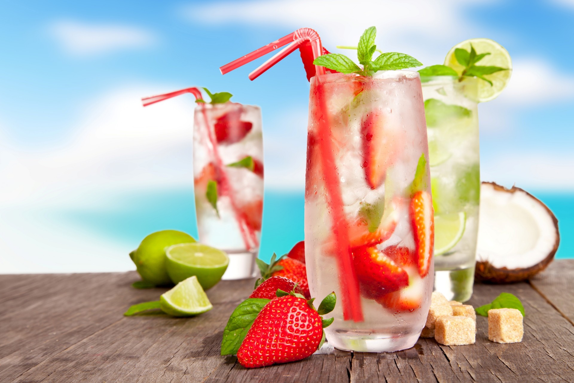 zitrusfrüchte erdbeeren tuben eis beeren gläser sommer mojito cocktails limette cocktail zitrone kokosnuss zucker getränke