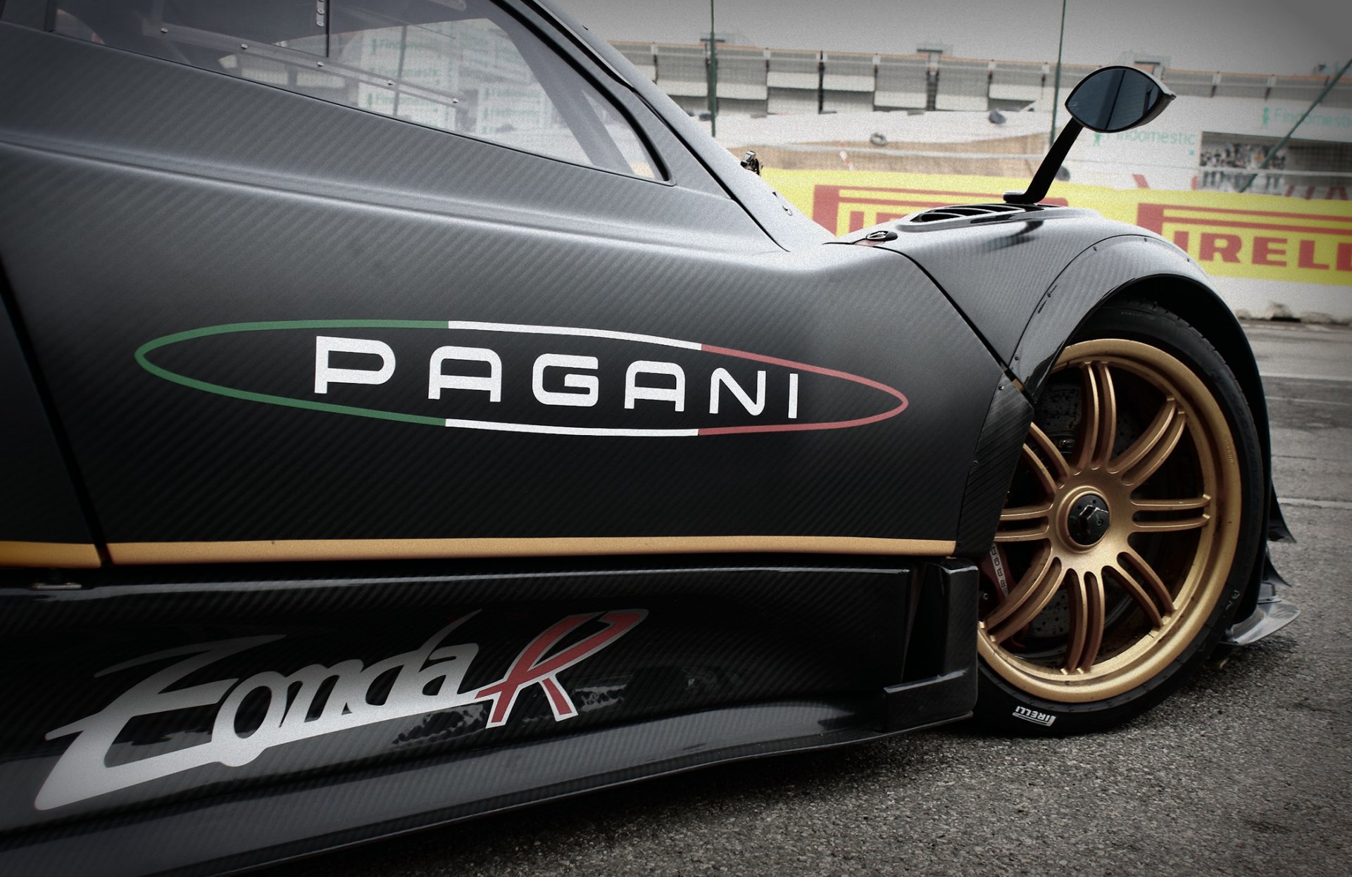 pagani zonda g supercar noir carbone piste avant