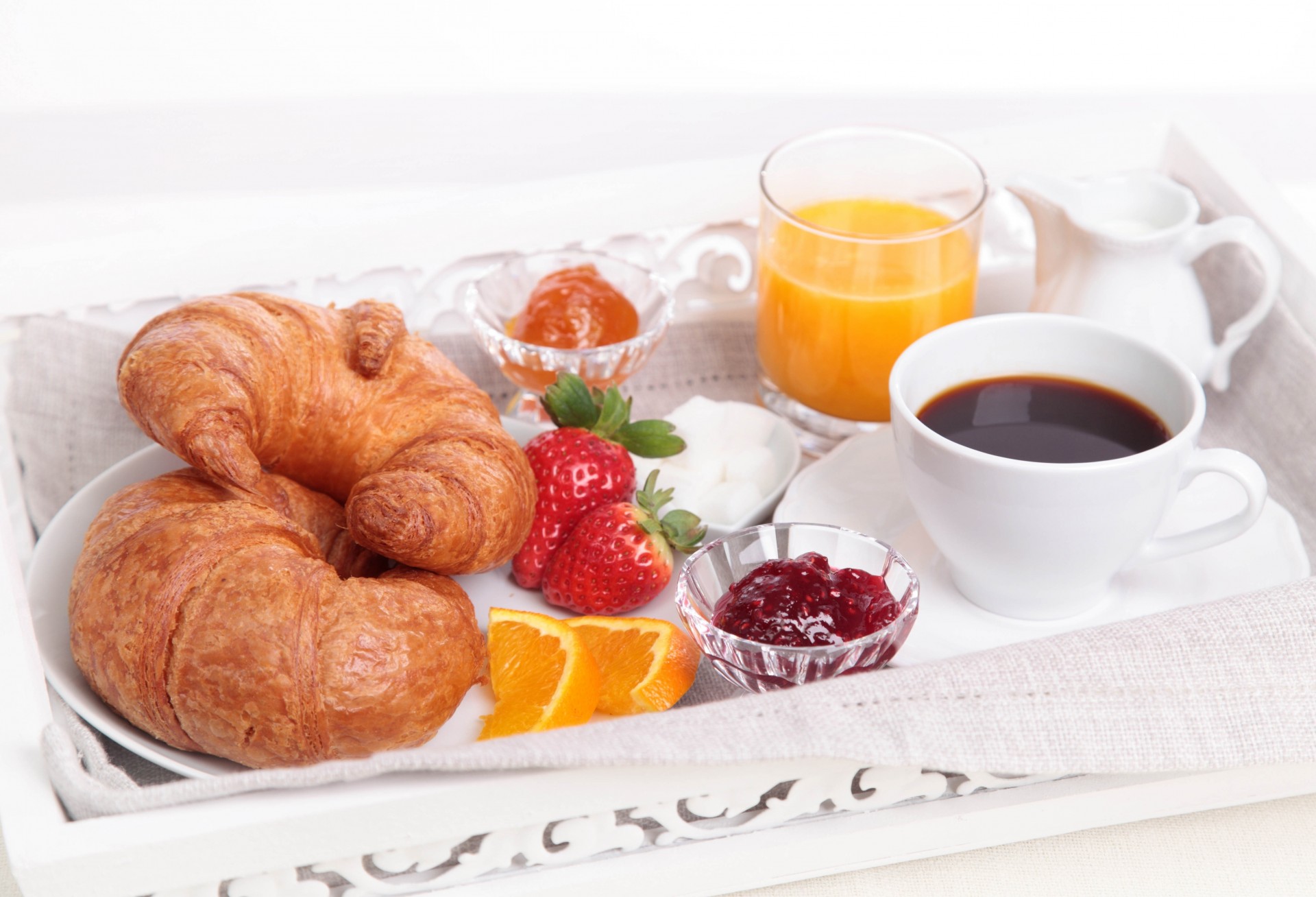 vassoio colazione caffè succo di frutta cibo marmellata sfondo bianco pagnotta