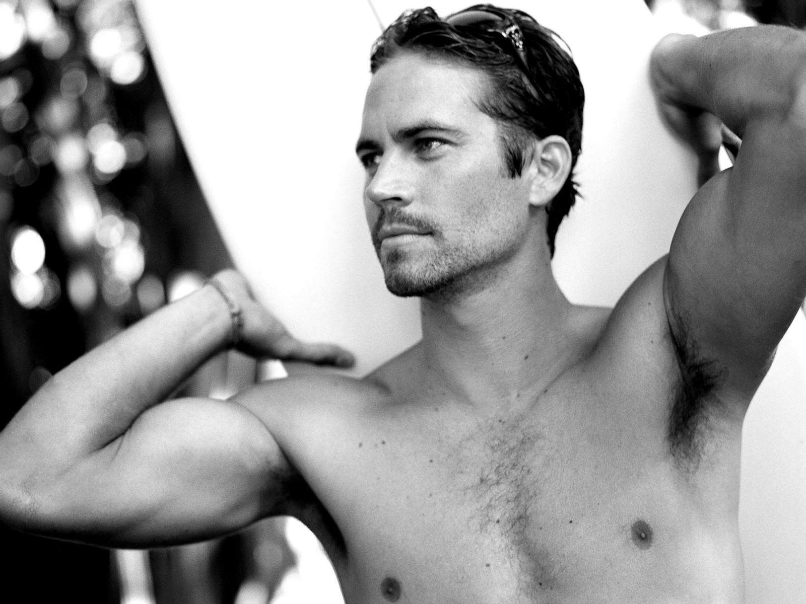 paul walker homme noir et blanc acteur serfing