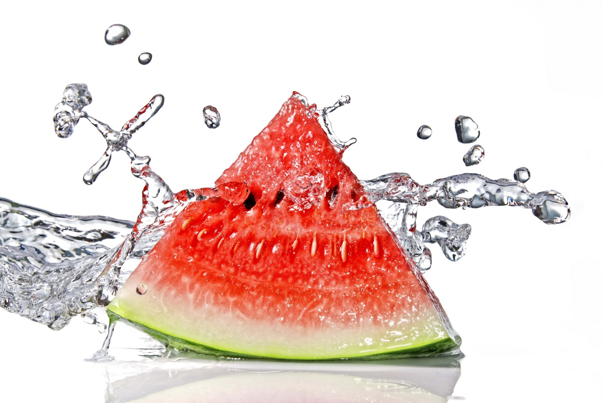 stück wassermelone dose wasser weißer hintergrund schnitt scheibe