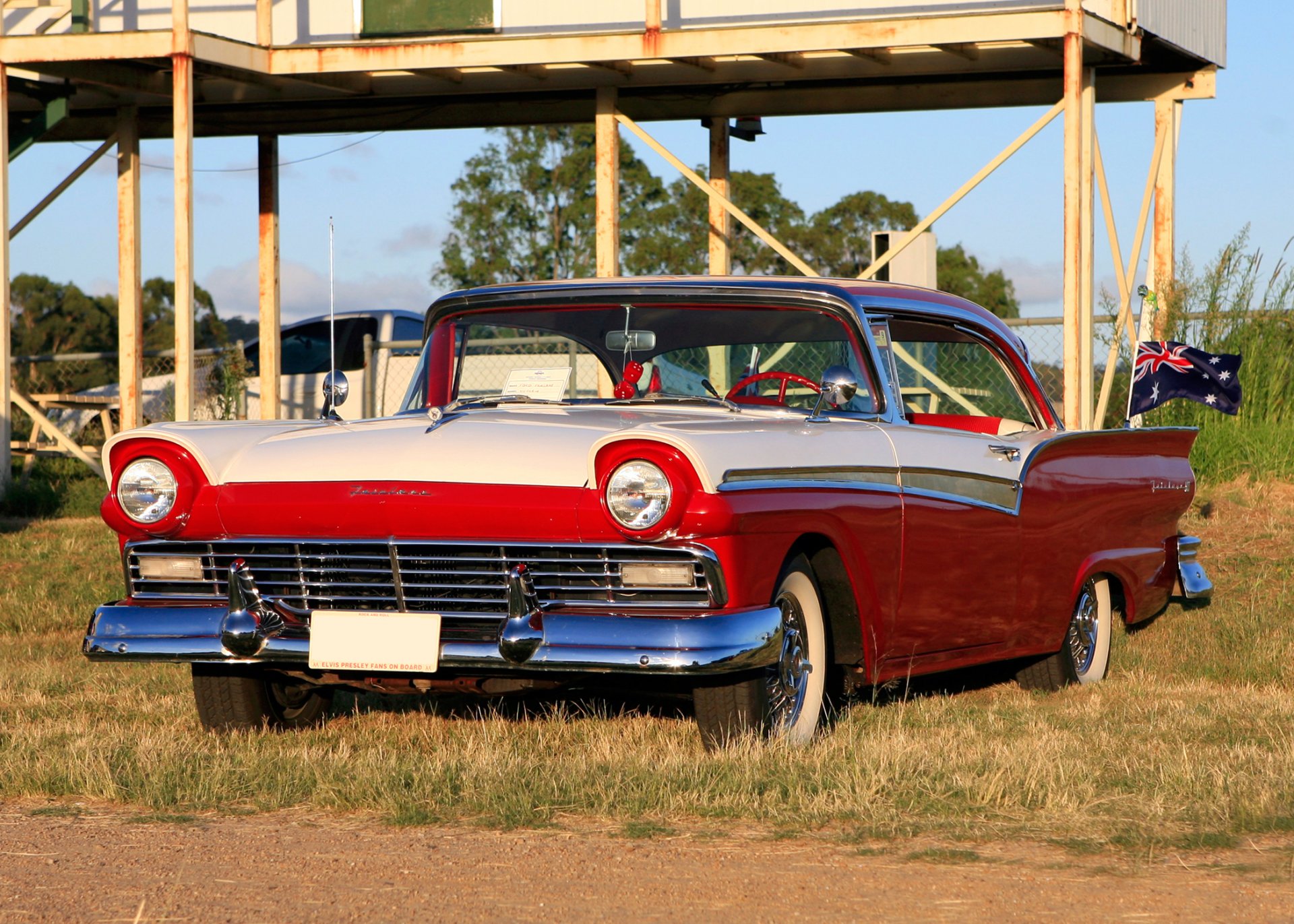 ford coupé chaud rod exposition 1957 fairlane au crépuscule chaud tige montrer