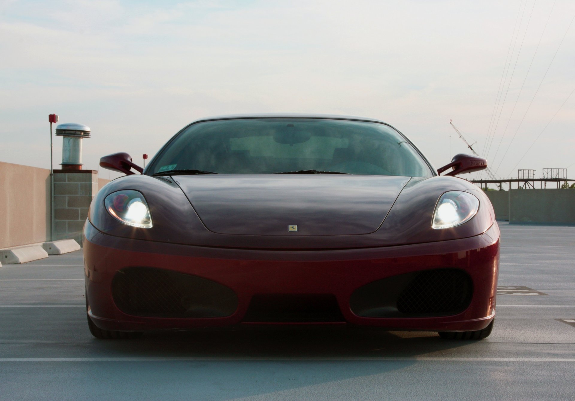 ferrari f430 rot parkplatz himmel wolken ferrari f430 dunkelrot getönt front schatten dach