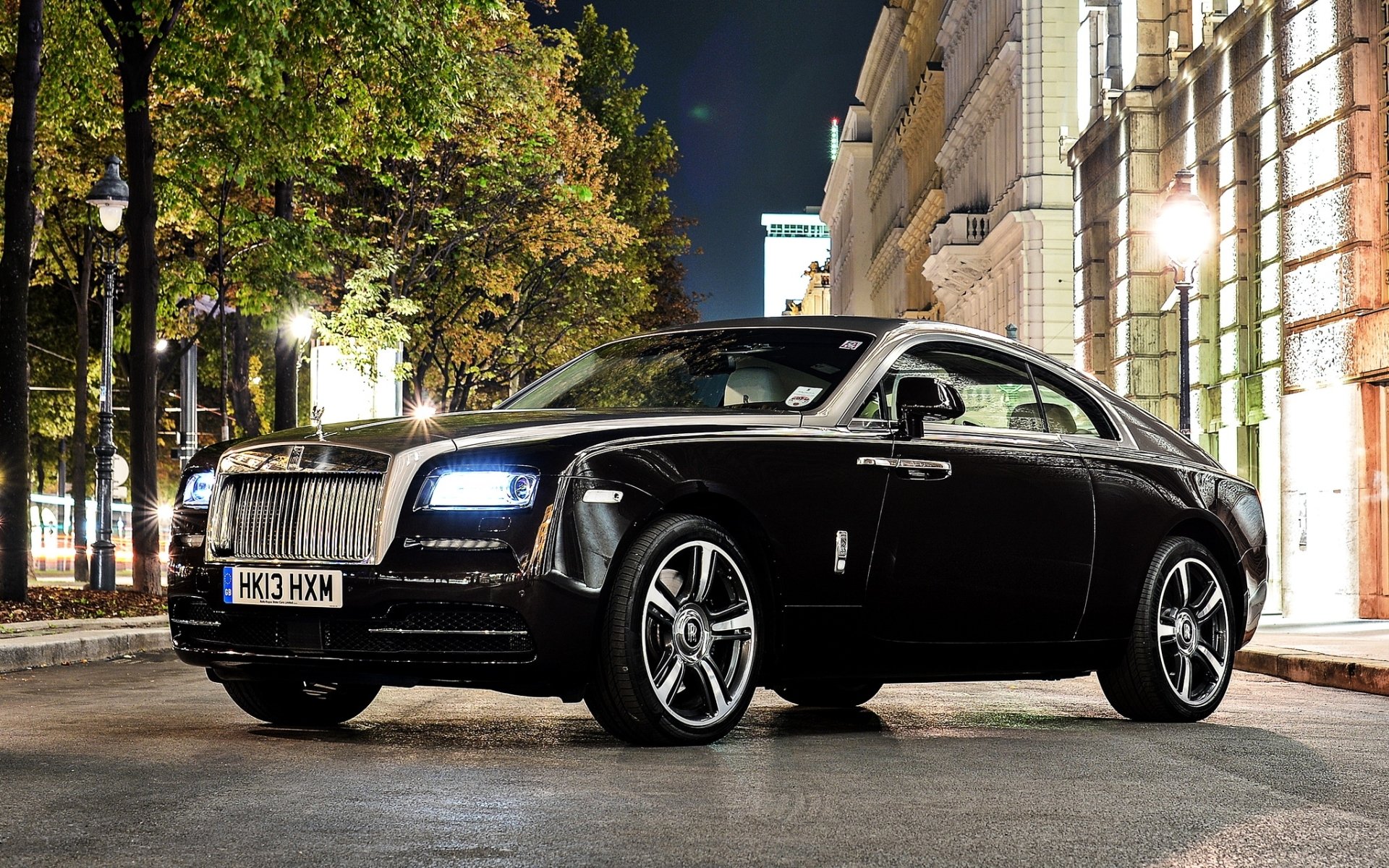 rolls-royce wraith rolls race front street tree night