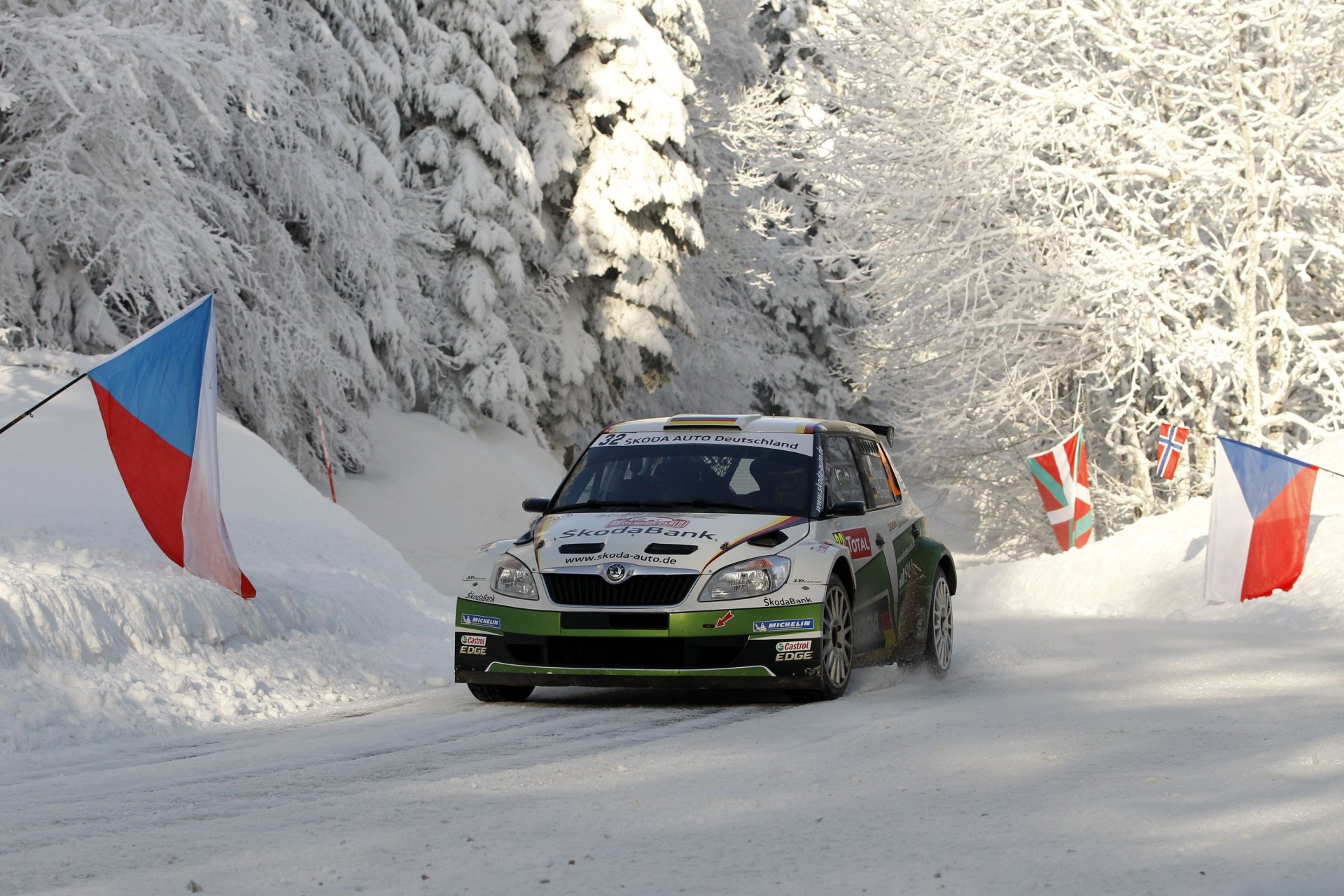 koda fabia wrc rally neve inverno foresta gara rally anteriore cappuccio