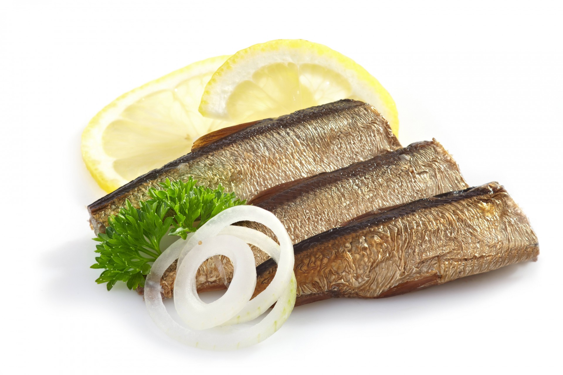 citron oignon persil hareng fond blanc poisson