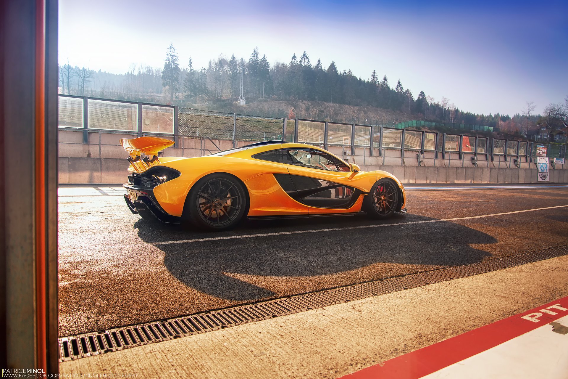 mclaren p1 supersamochód żółty mclaren hipercar tor spa