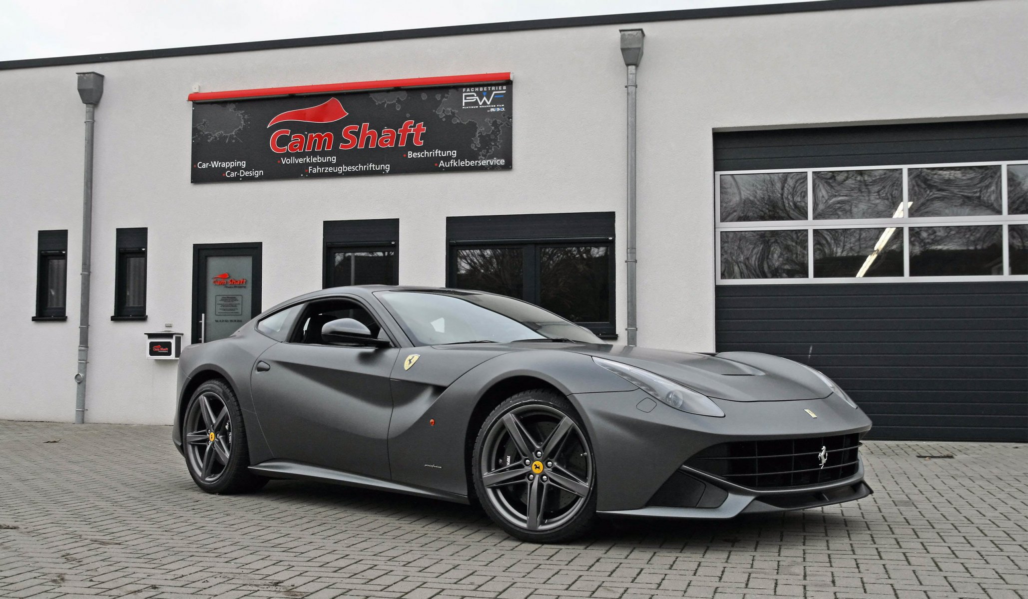 ferrari f12 berlinetta nockenwelle ferrari f12 berlinetta silber gebäude