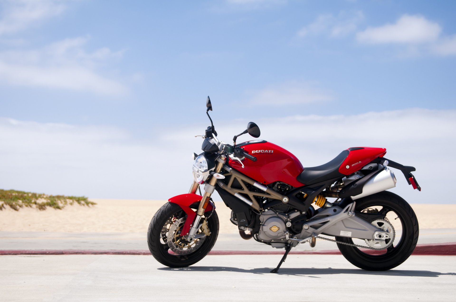 ducati monstruo rojo cielo carretera playa