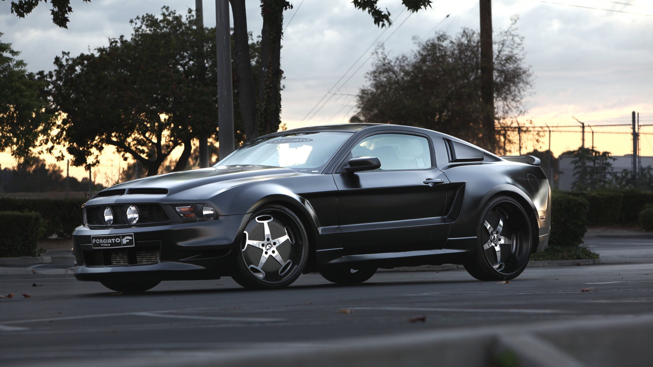 strada auto ford mustang messa a punto cerchi chic grazia eleganza alberi cielo tramonto