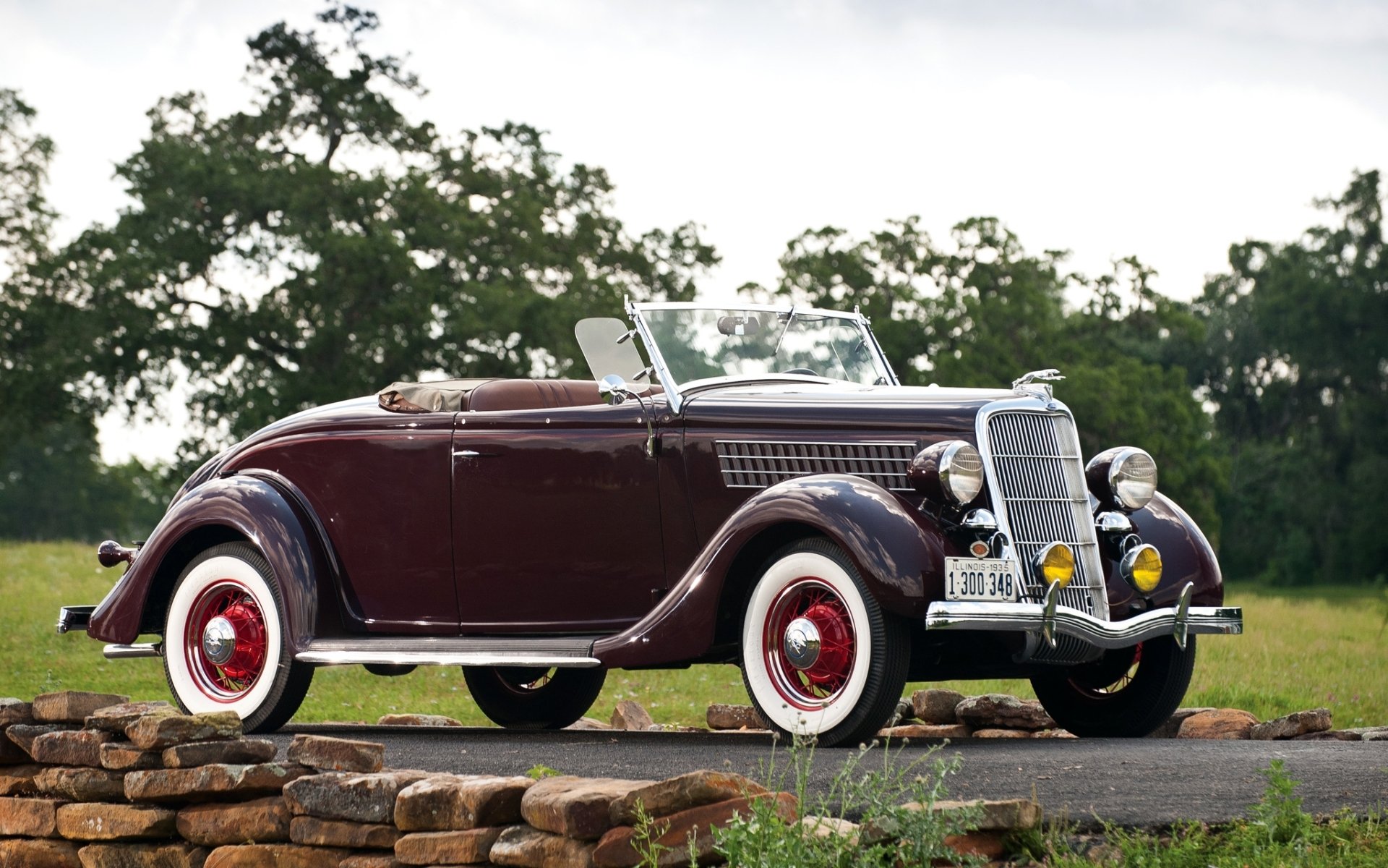 ford v8 deluxe roadster 1935 b8 przód retro piękny samochód droga drzewa niebo