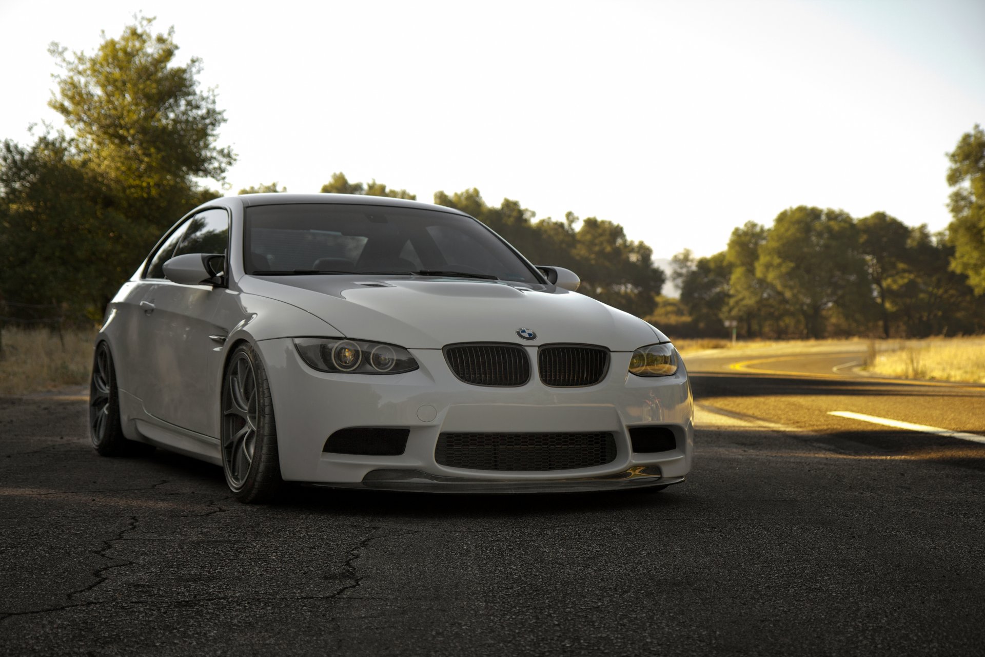 bmw m3 e92 bianco bmw strada cielo alberi