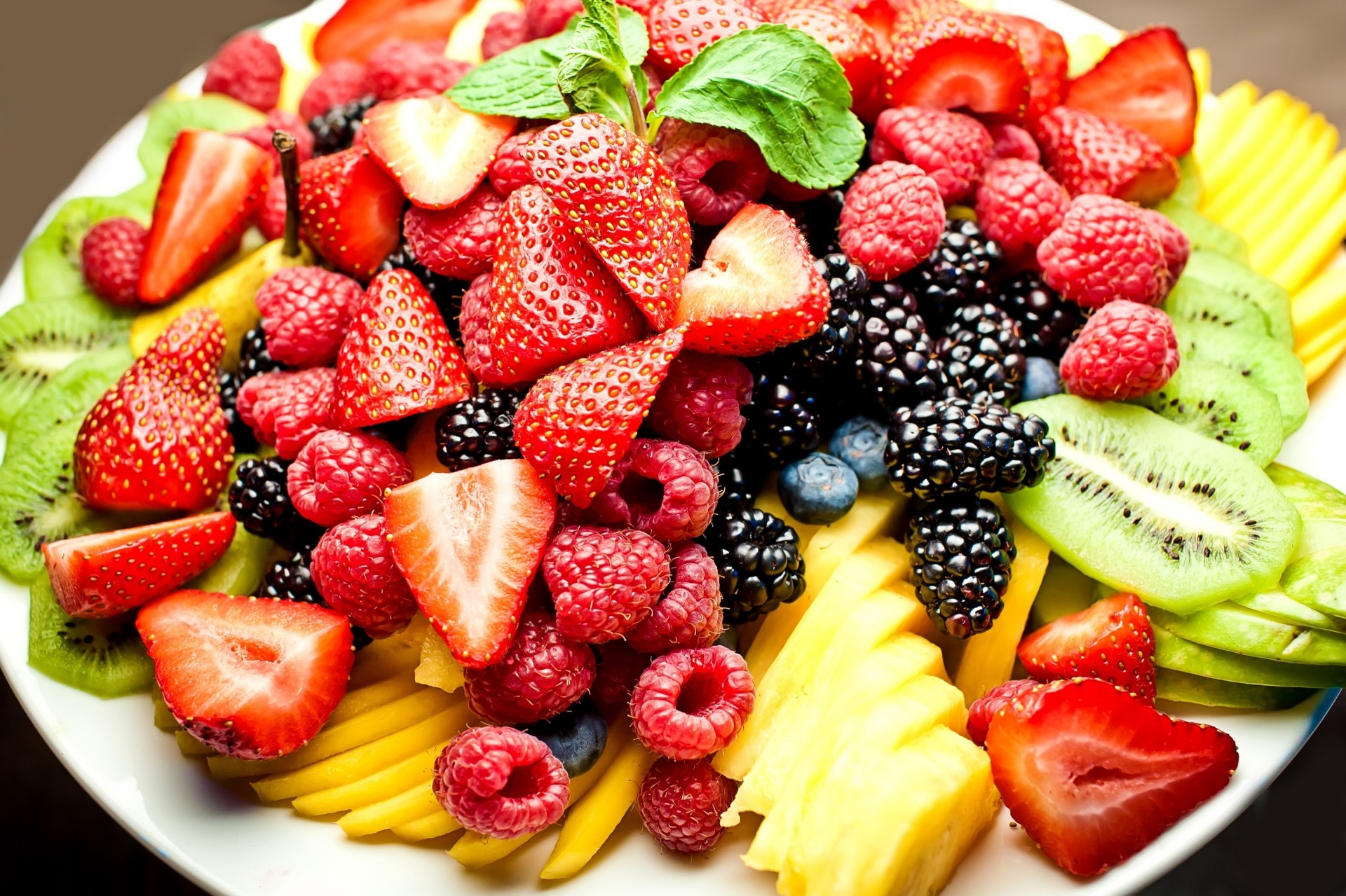 more lamponi frutta bacche kiwi assortiti fragole