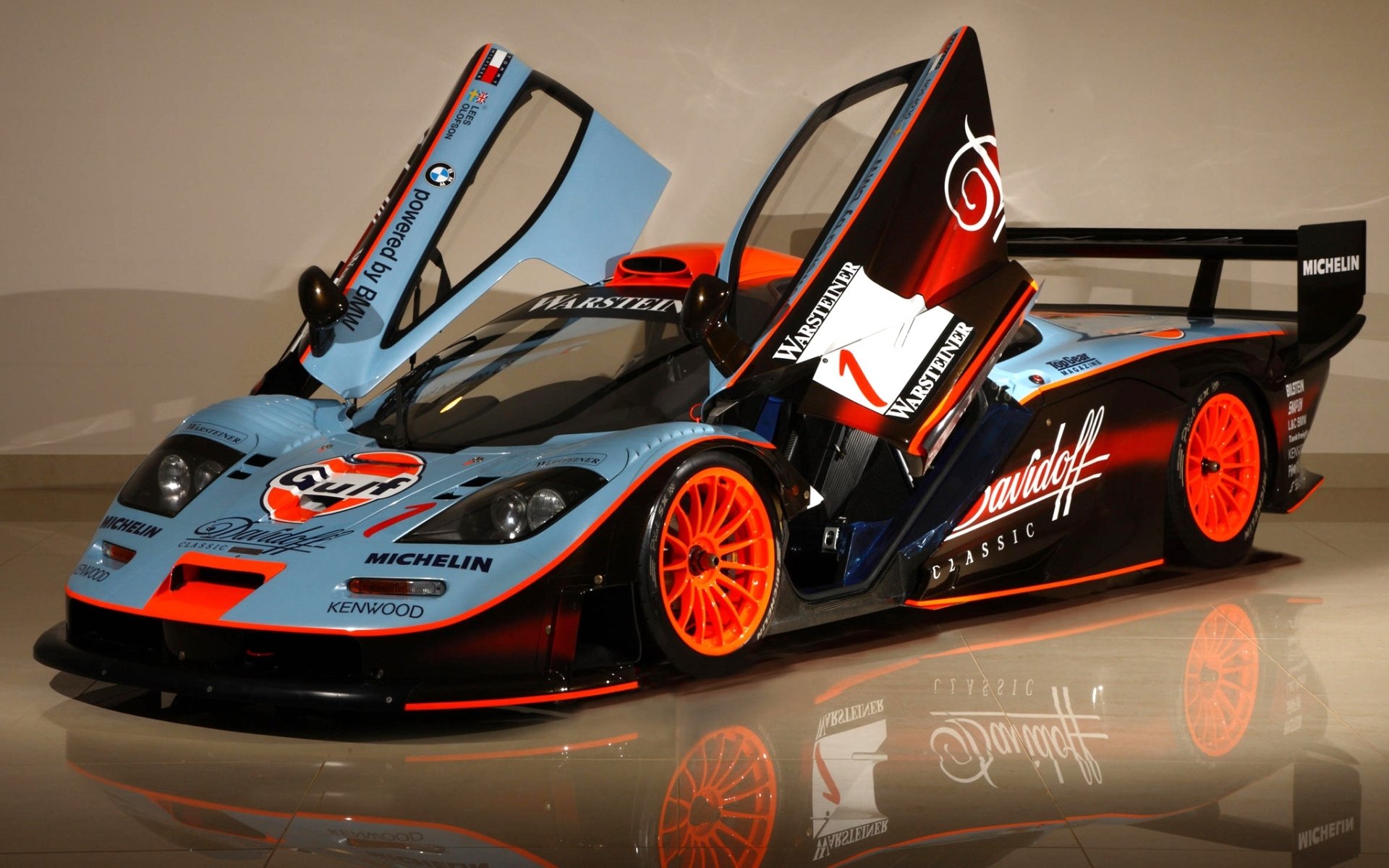 mclaren f1 gtr longtail mclaren f1 gtr supercar hipercar przód bolid wyścigowy drzwi odbicie tło