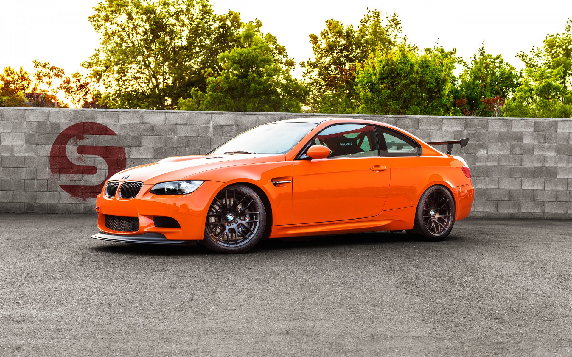 bmw m3 gts arancione bmw recinzione alberi