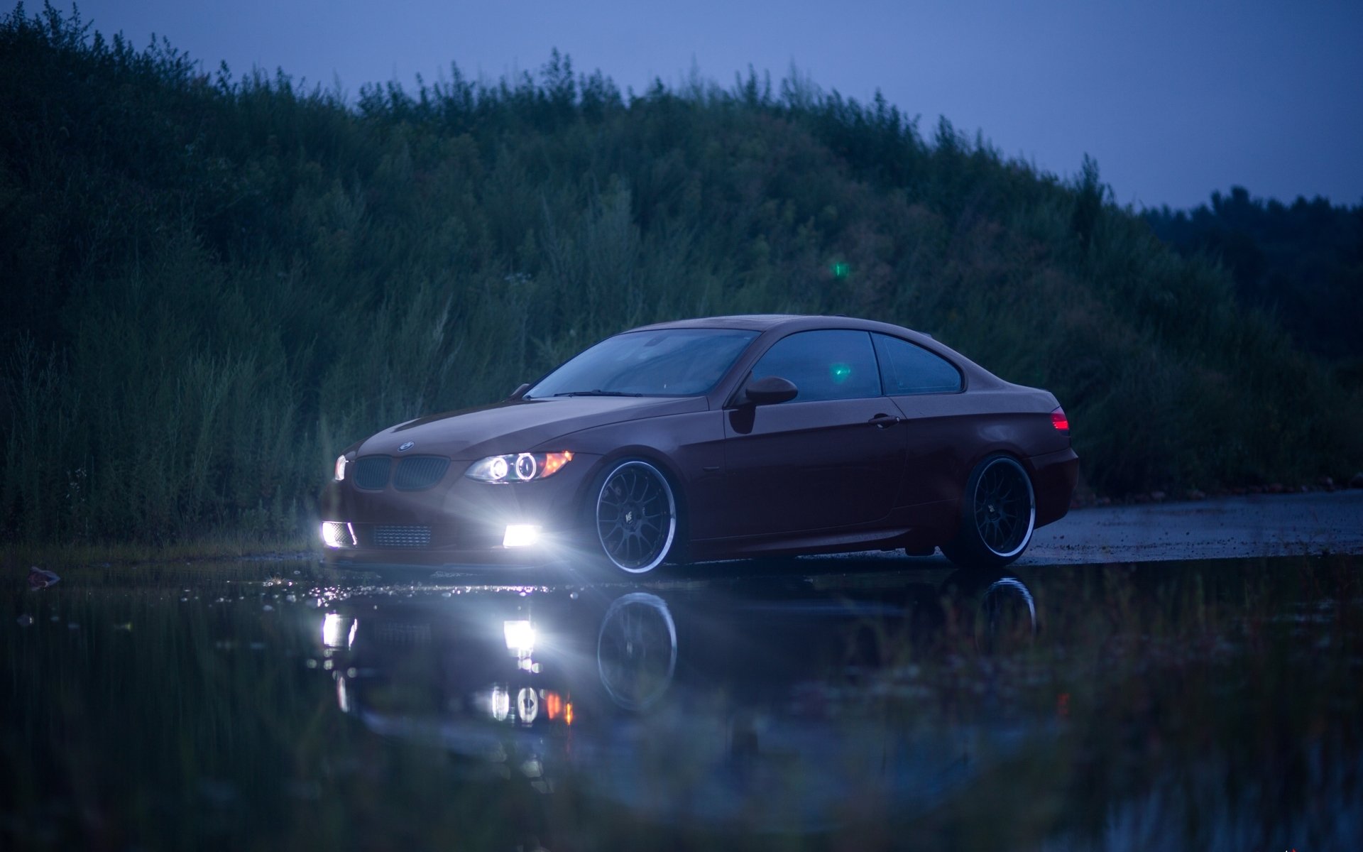 bmw 335i e92 rojo bmw rojo luz de los faros charco de reflexión