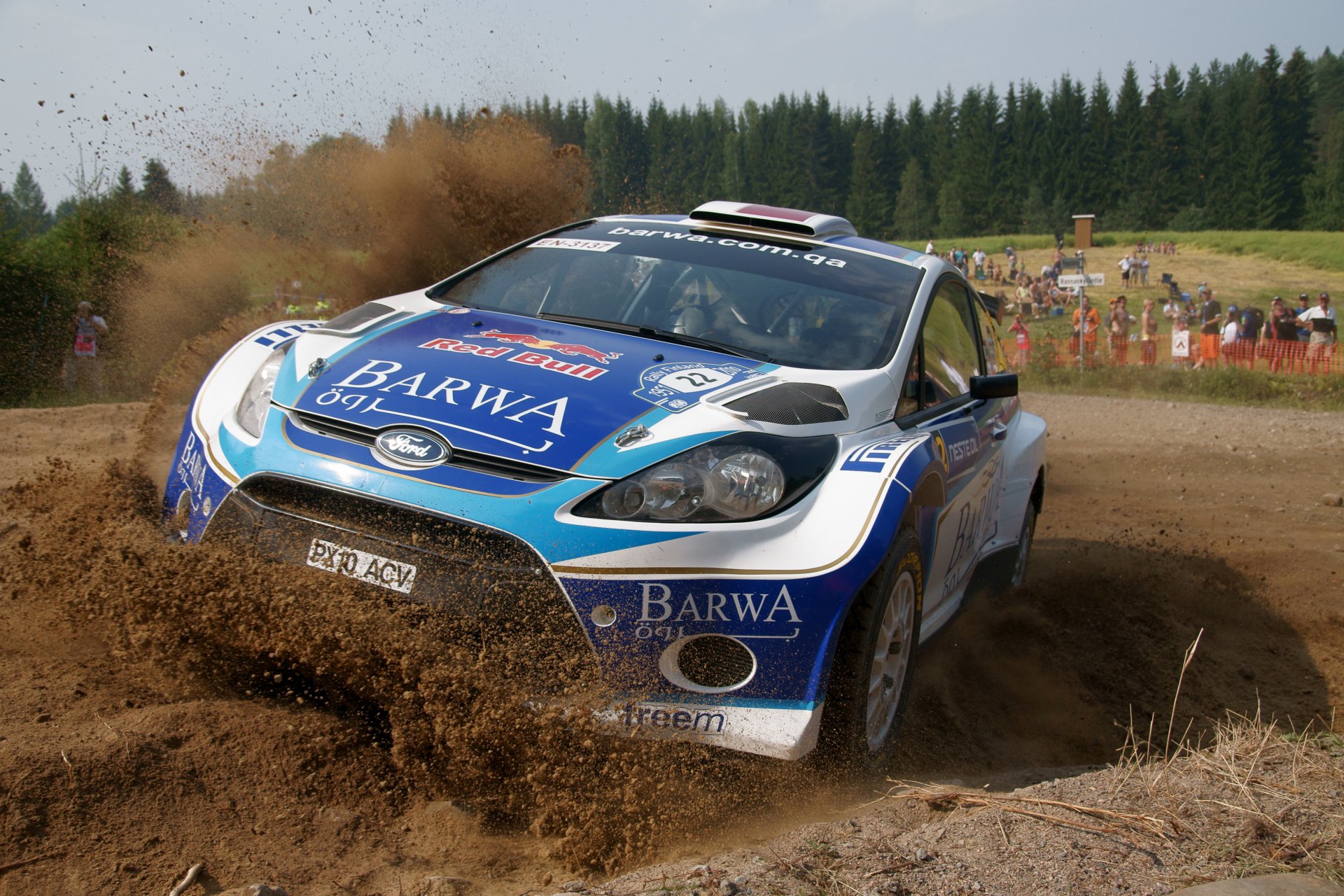 ford rajd wrc rajd przód maska poślizg zakręt ludzie las