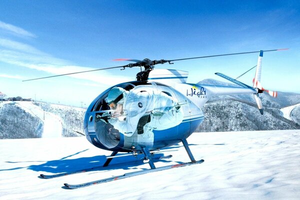 Hubschrauber mit Panoramafenstern auf der Bergspitze im Winter