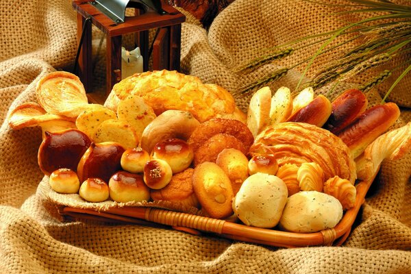 Fülle an Brot und Gebäck auf einem Tablett