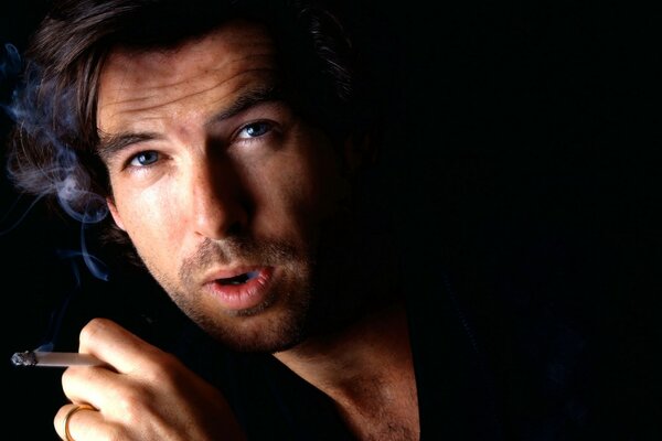 Aktor Pierce Brosnan pali