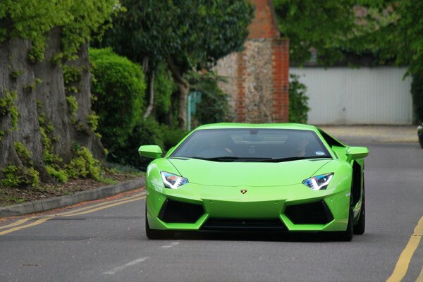 Lamborghini w żywym, bogatym kolorze jedzie drogą miasta