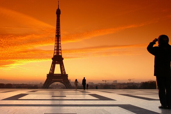 Coucher de soleil à Paris. la tour Eiffel