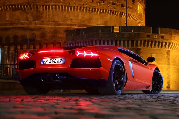 Lamborghini Aventador lp 700-4 rosso contro finitrici e muri di mattoni