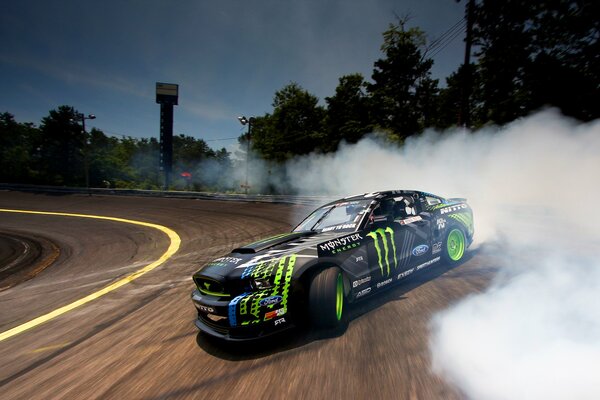 Coche Ford Mustang en la pista a la deriva