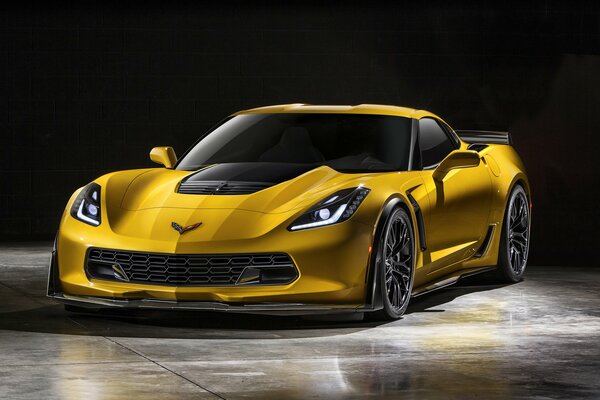 Chevrolet Corvette en jaune sur fond gris