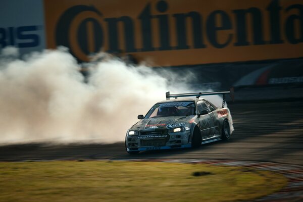 Voiture de sport pendant la course sur piste