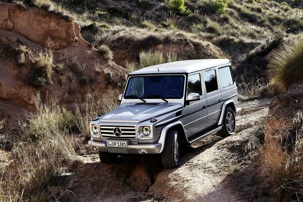 Mercedes-benz clase g en terreno montañoso