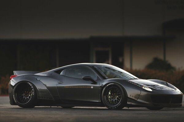 Ferrari negro en el estacionamiento por la noche